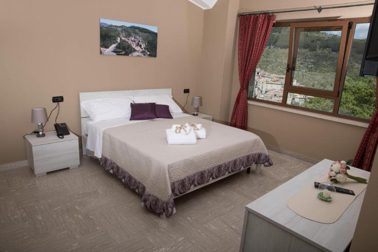 Отель Divino Bistrot E Relais Lenola Экстерьер фото