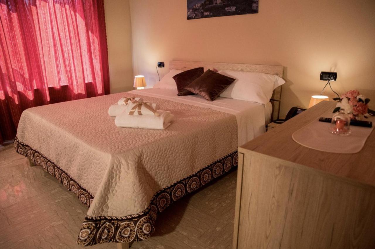 Отель Divino Bistrot E Relais Lenola Экстерьер фото
