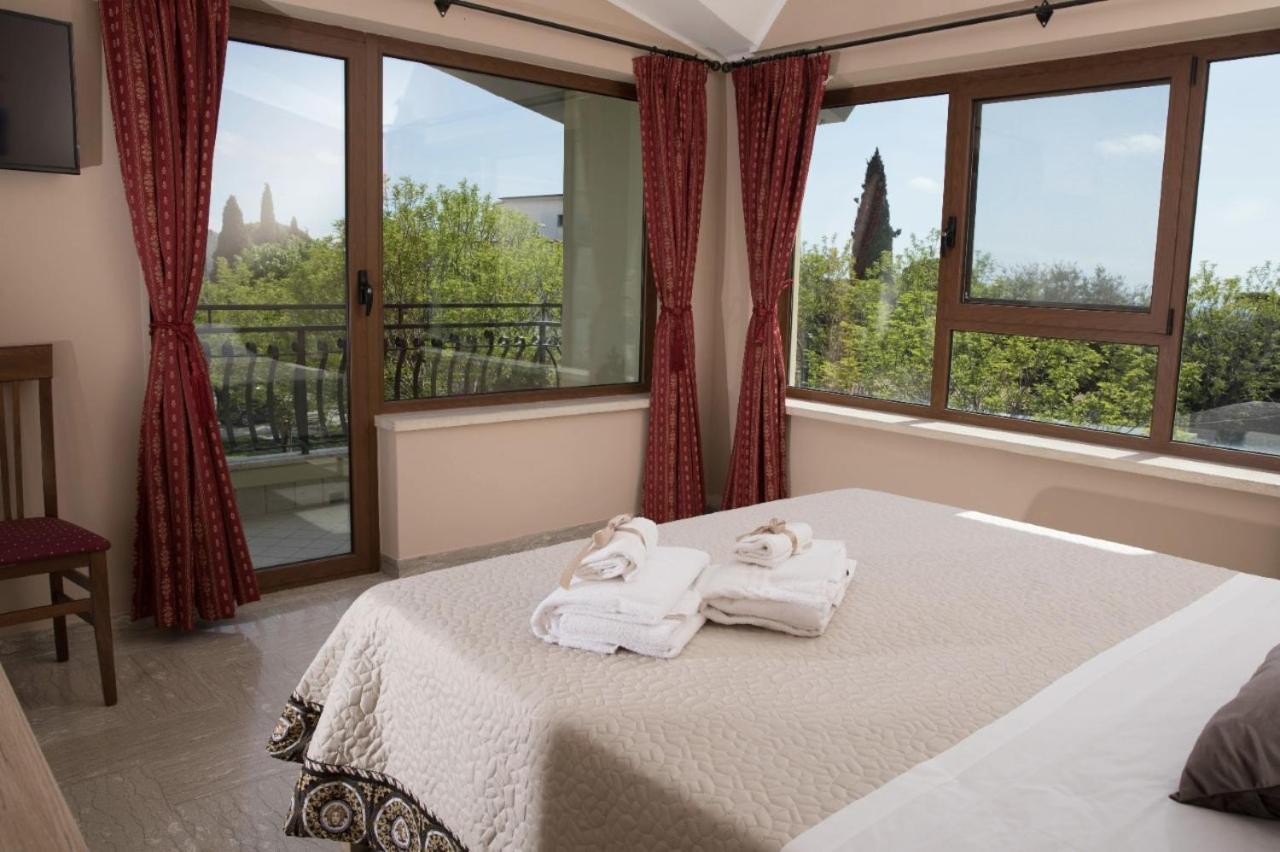 Отель Divino Bistrot E Relais Lenola Экстерьер фото