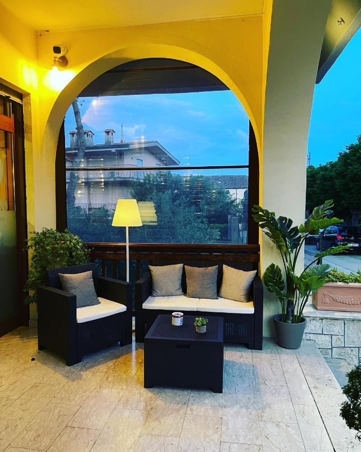 Отель Divino Bistrot E Relais Lenola Экстерьер фото